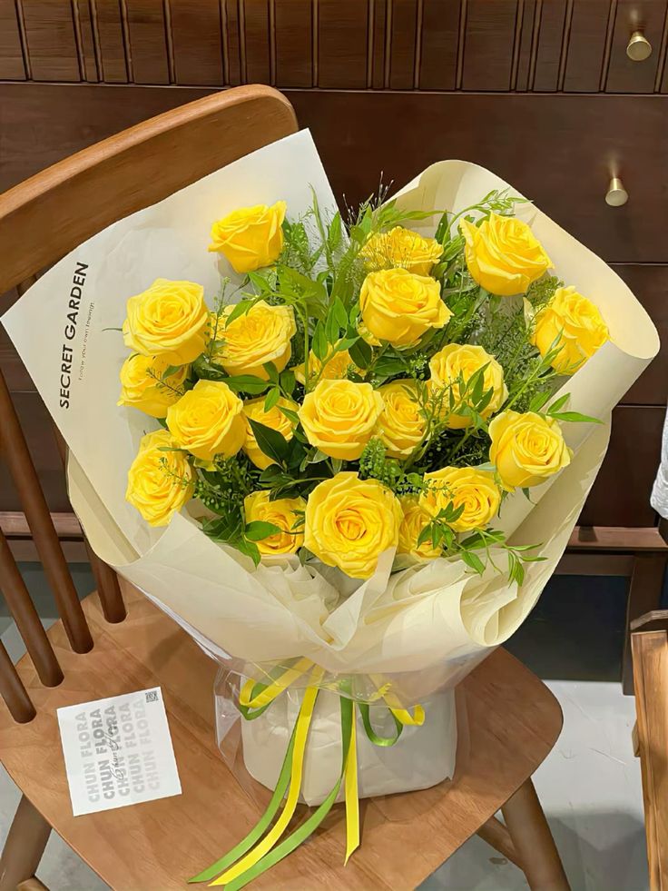 Hoa hồng vàng chúc mừng